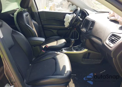 2021 Jeep Compass Latitude 4X4 z USA, uszkodzony, nr VIN 3C4NJDBBXMT584084